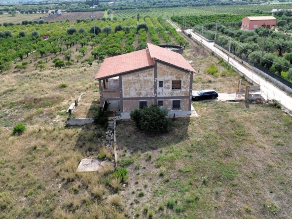 big villa for sale to renovate with garden 4km from the sea near Brucoli Augusta Sicily