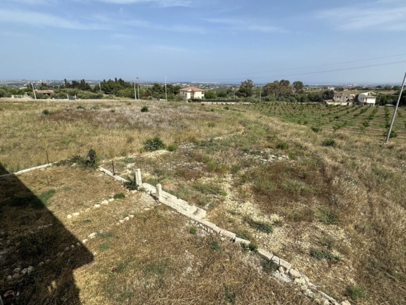 big villa for sale to renovate with garden 4km from the sea near Brucoli Augusta Sicily