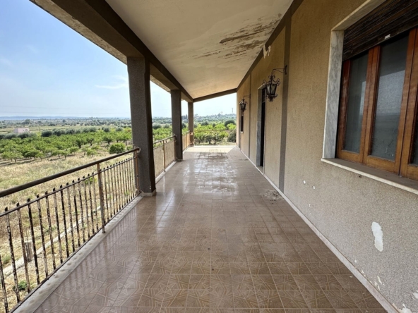big villa for sale to renovate with garden 4km from the sea near Brucoli Augusta Sicily