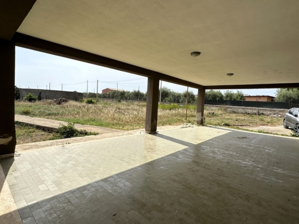 big villa for sale to renovate with garden 4km from the sea near Brucoli Augusta Sicily