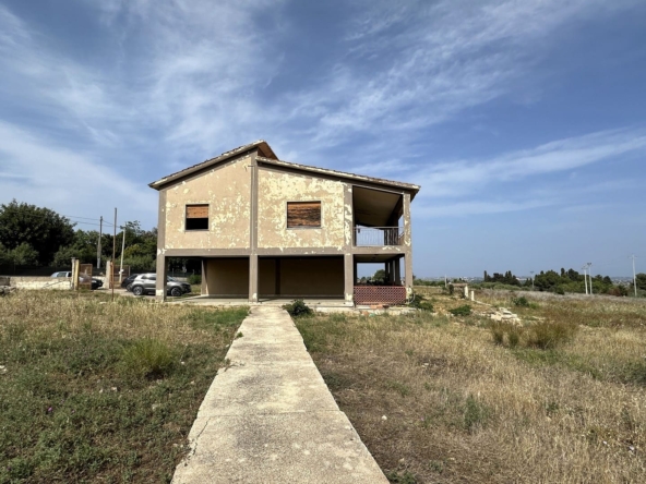 big villa for sale to renovate with garden 4km from the sea near Brucoli Augusta Sicily