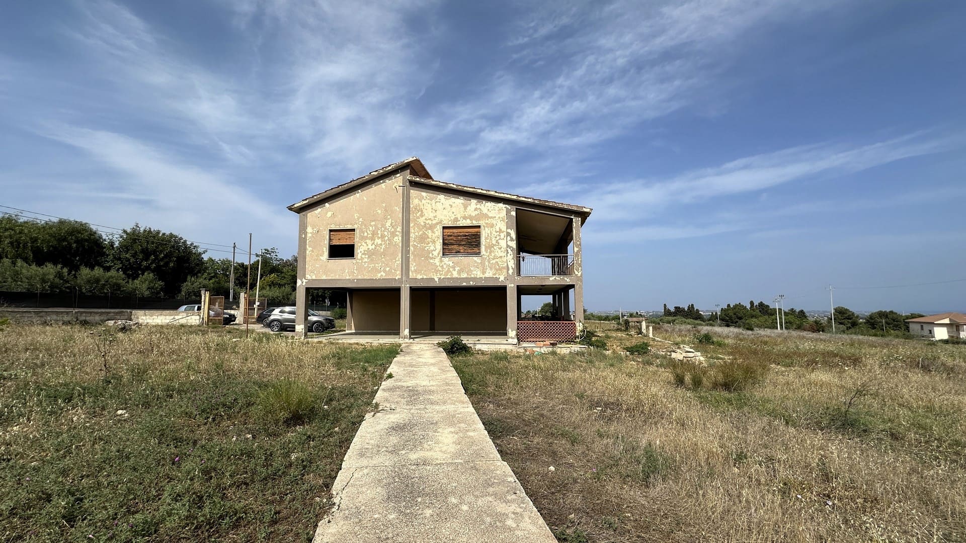 big villa for sale to renovate with garden 4km from the sea near Brucoli Augusta Sicily