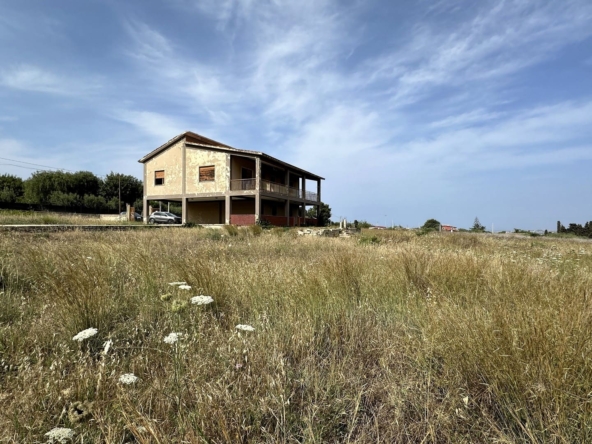big villa for sale to renovate with garden 4km from the sea near Brucoli Augusta Sicily