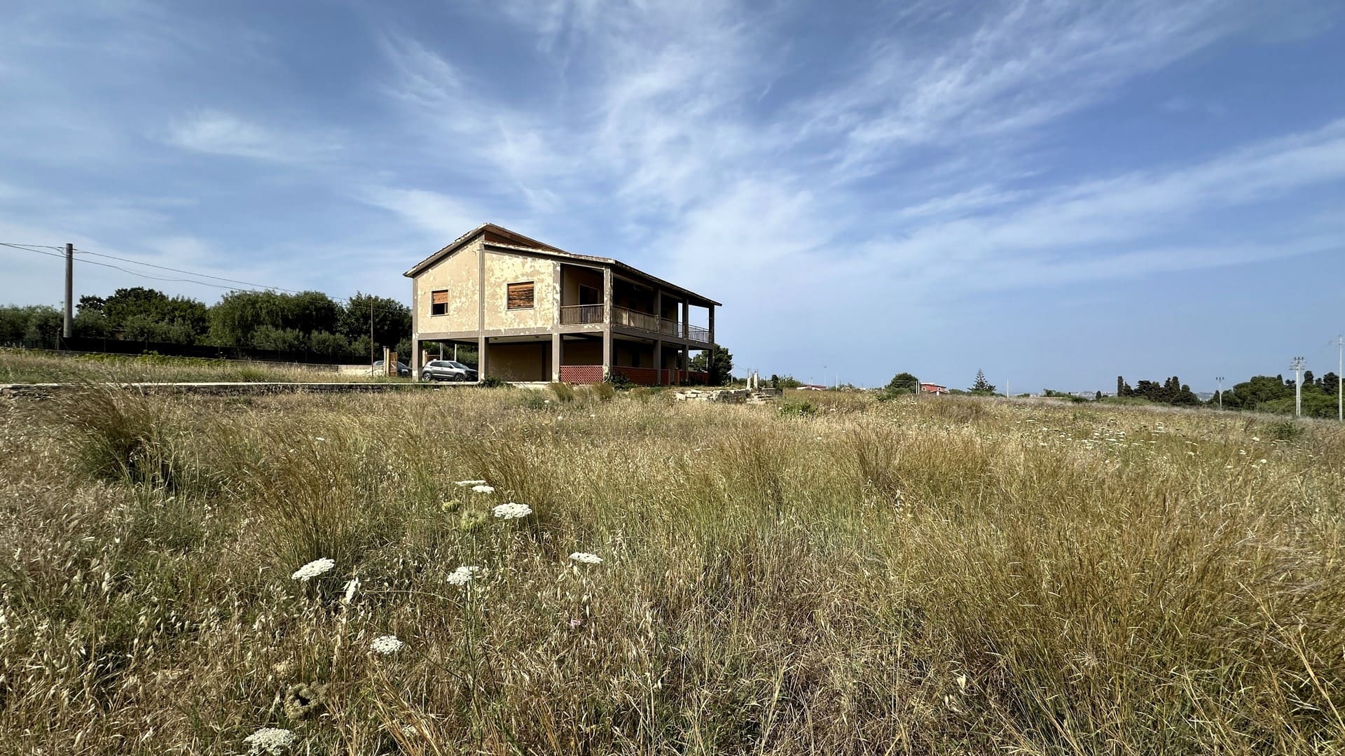 big villa for sale to renovate with garden 4km from the sea near Brucoli Augusta Sicily
