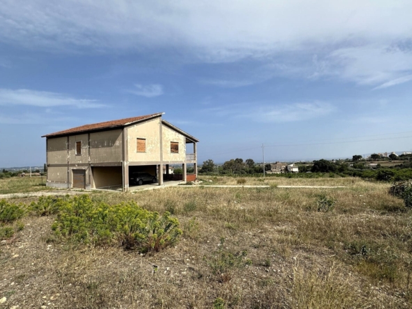 big villa for sale to renovate with garden 4km from the sea near Brucoli Augusta Sicily