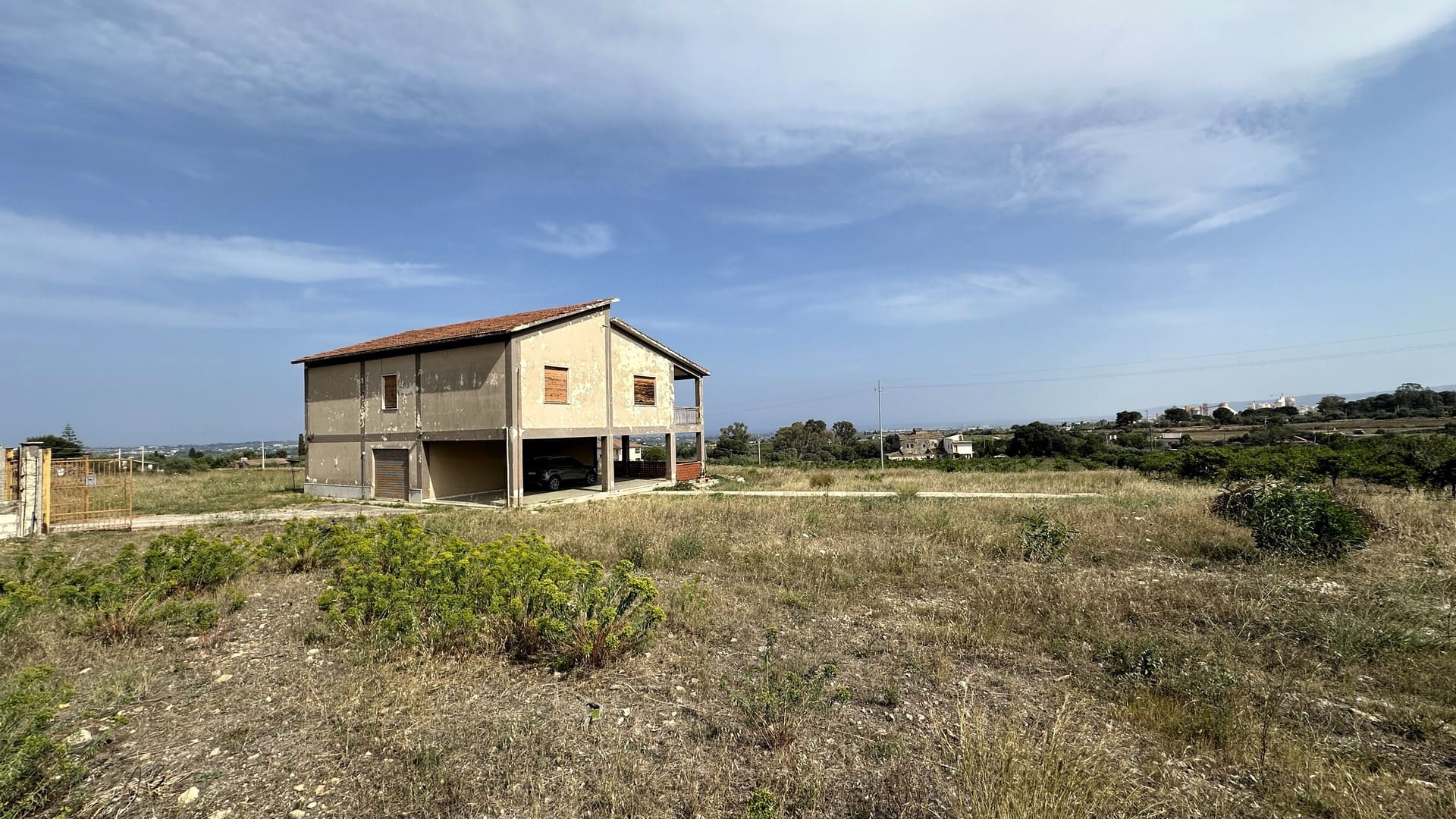 big villa for sale to renovate with garden 4km from the sea near Brucoli Augusta Sicily