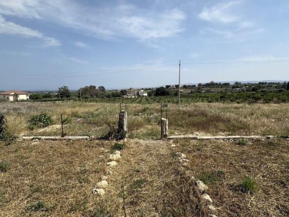 big villa for sale to renovate with garden 4km from the sea near Brucoli Augusta Sicily