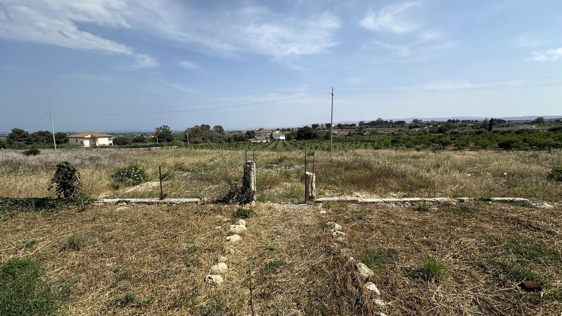 big villa for sale to renovate with garden 4km from the sea near Brucoli Augusta Sicily
