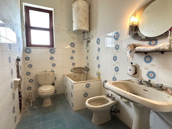 big villa for sale to renovate with garden 4km from the sea near Brucoli Augusta Sicily