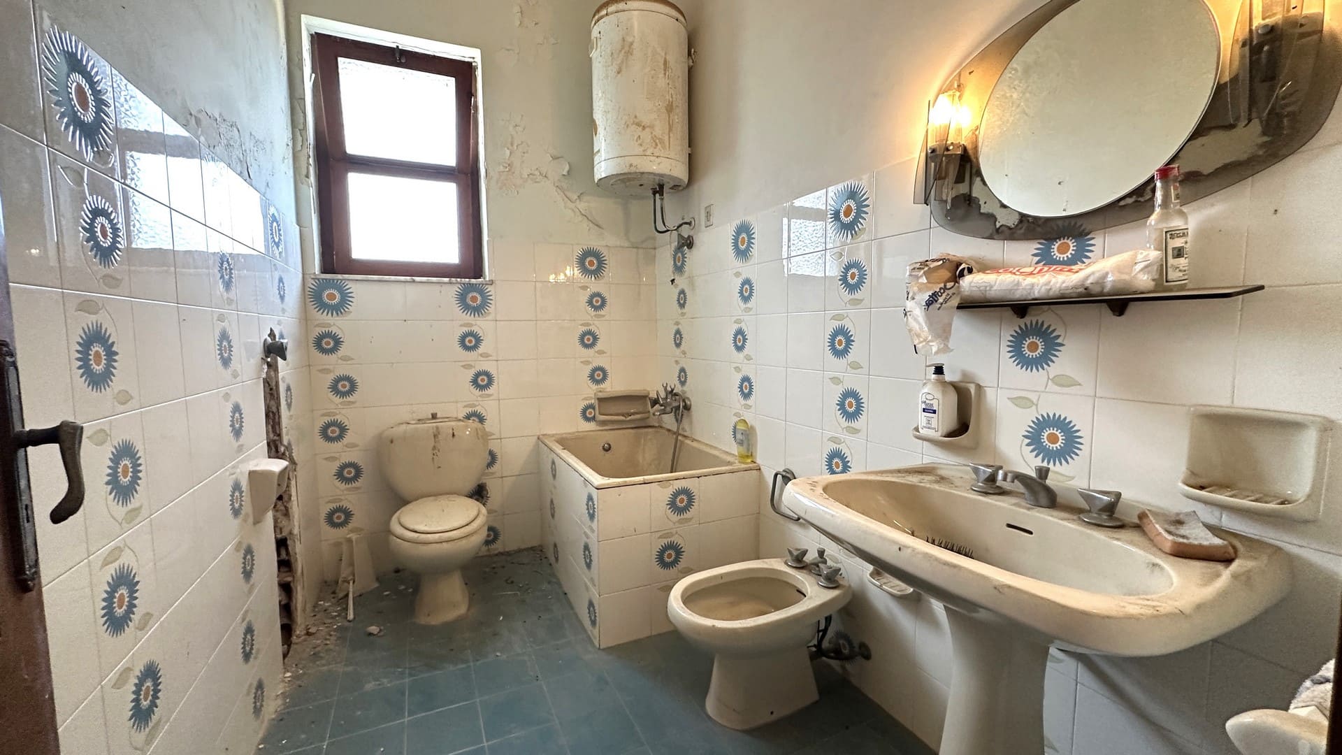 big villa for sale to renovate with garden 4km from the sea near Brucoli Augusta Sicily