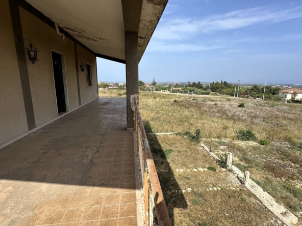 big villa for sale to renovate with garden 4km from the sea near Brucoli Augusta Sicily