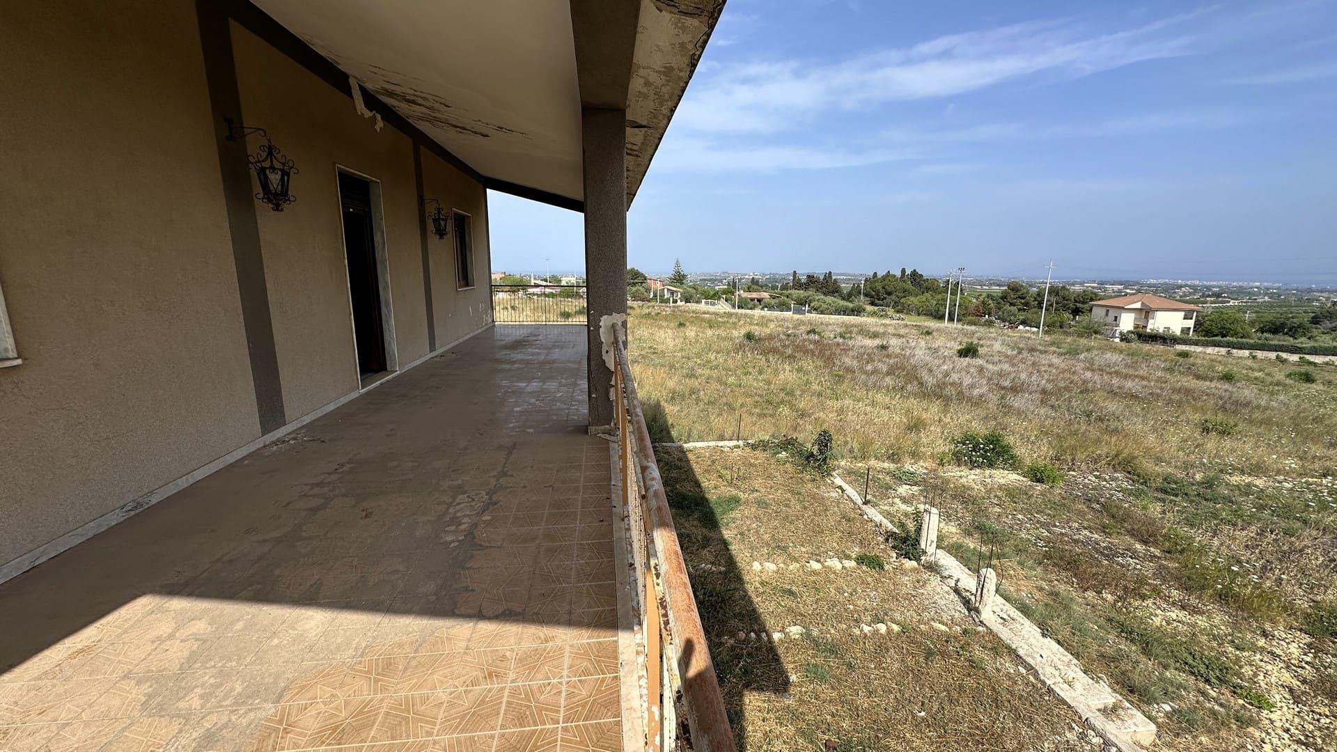 big villa for sale to renovate with garden 4km from the sea near Brucoli Augusta Sicily