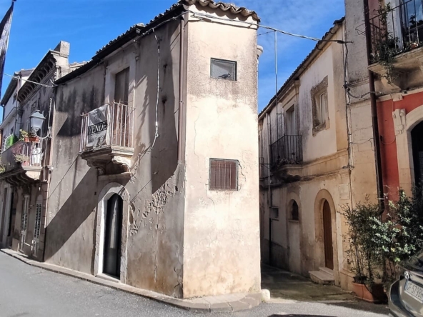 detached home to renovate forsale in palazzolo sicily