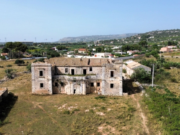 historical farmhouse with land to renovate forsale in syracuse sicily