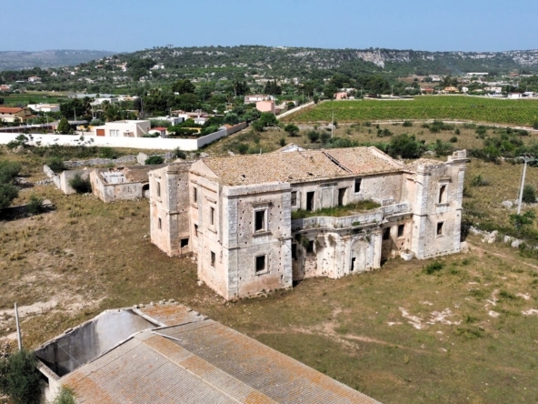 historical farmhouse with land to renovate forsale in syracuse sicily