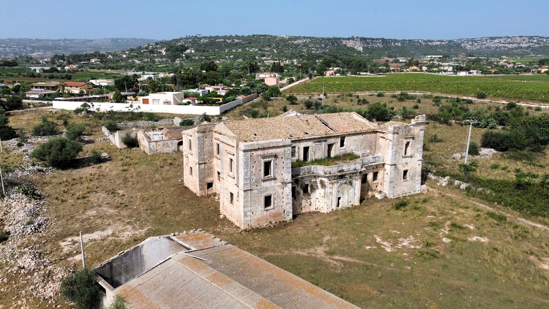 historical farmhouse with land to renovate forsale in syracuse sicily