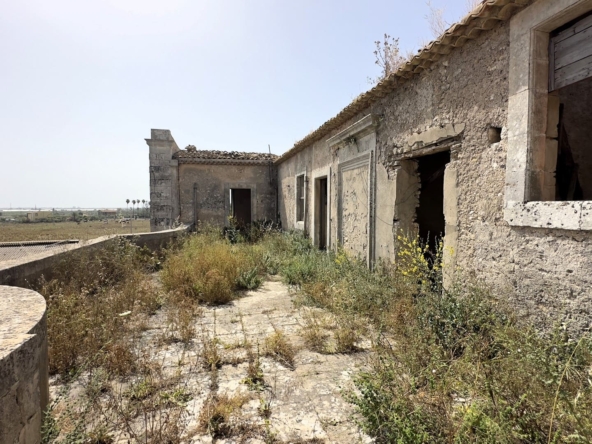 historical farmhouse with land to renovate forsale in syracuse sicily