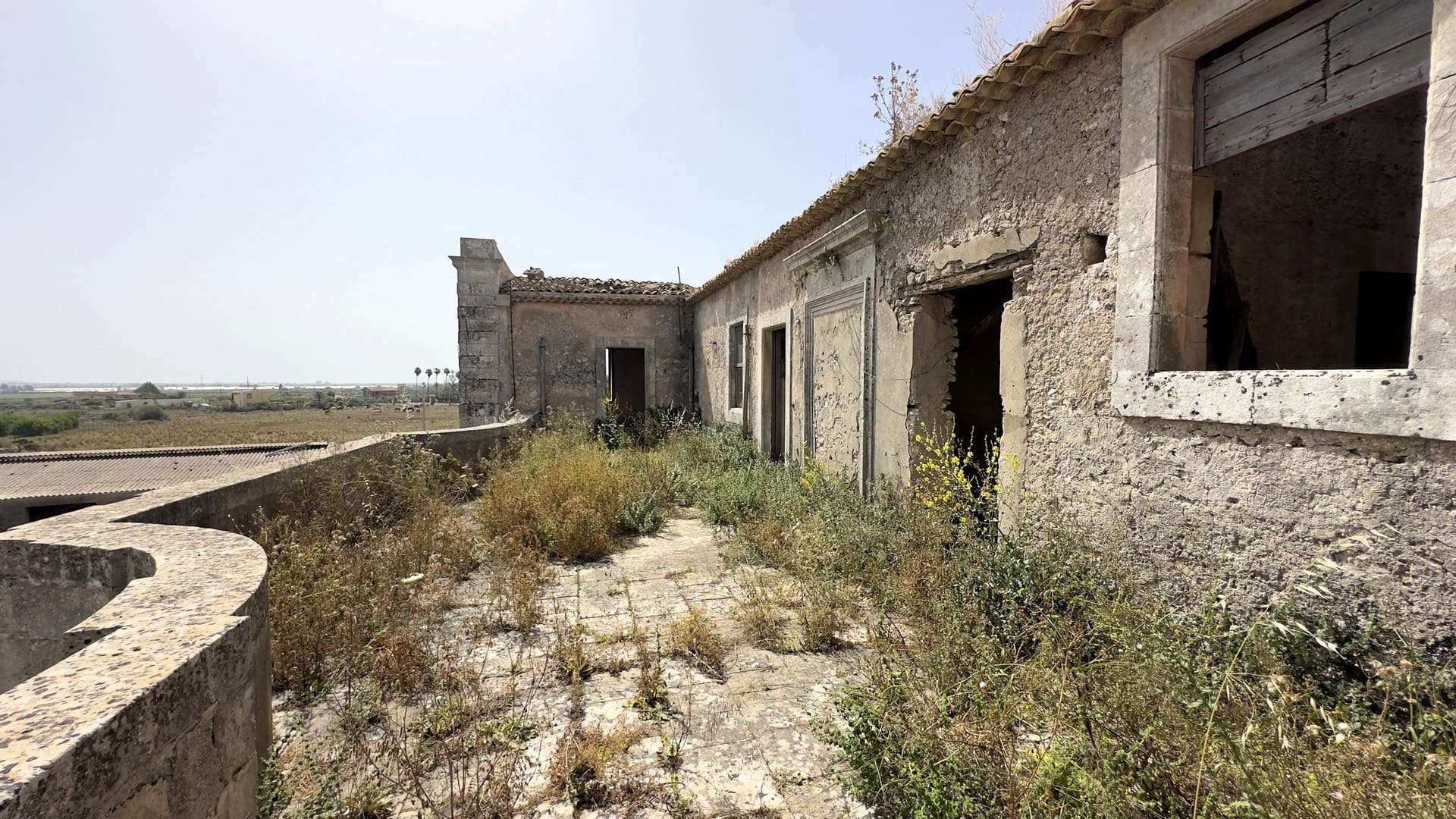 historical farmhouse with land to renovate forsale in syracuse sicily