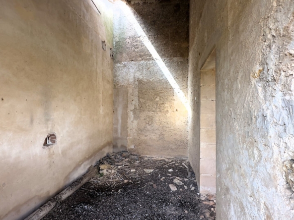 historical farmhouse with land to renovate forsale in syracuse sicily