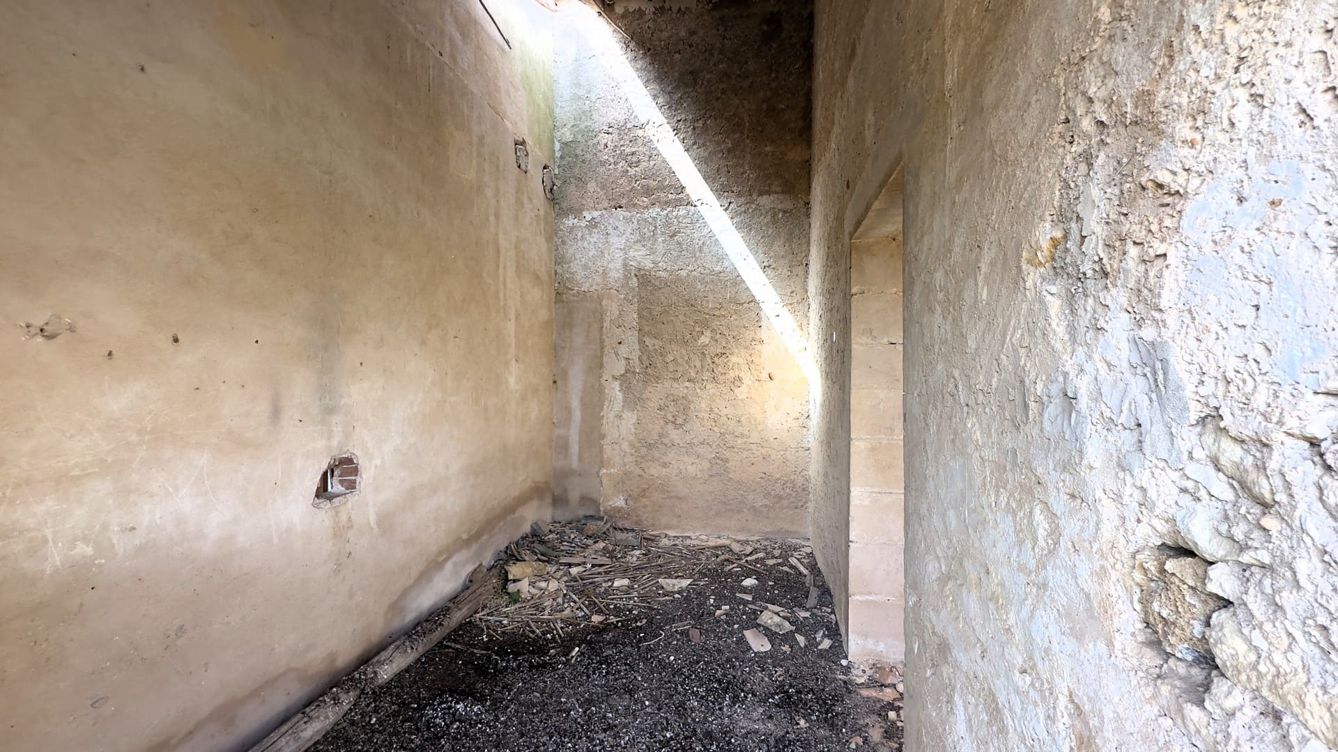 historical farmhouse with land to renovate forsale in syracuse sicily