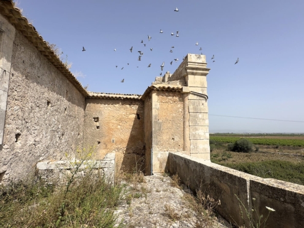 historical farmhouse with land to renovate forsale in syracuse sicily
