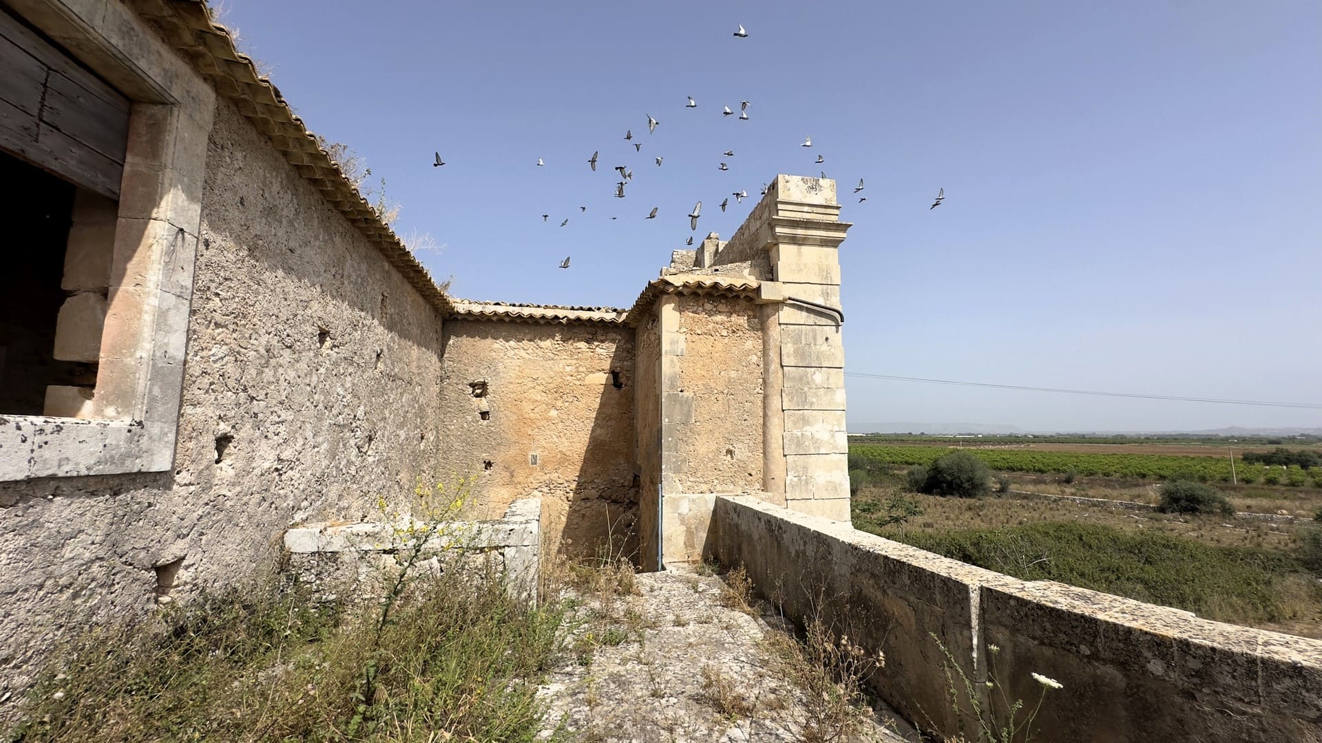 historical farmhouse with land to renovate forsale in syracuse sicily