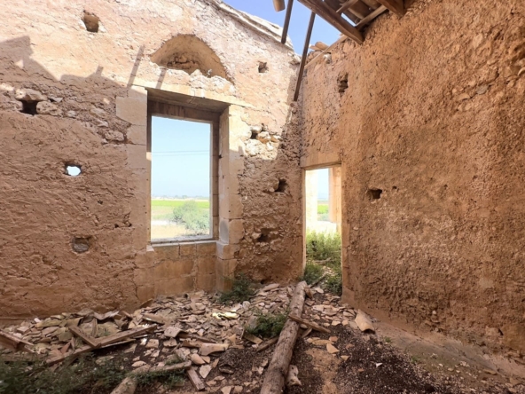 historical farmhouse with land to renovate forsale in syracuse sicily