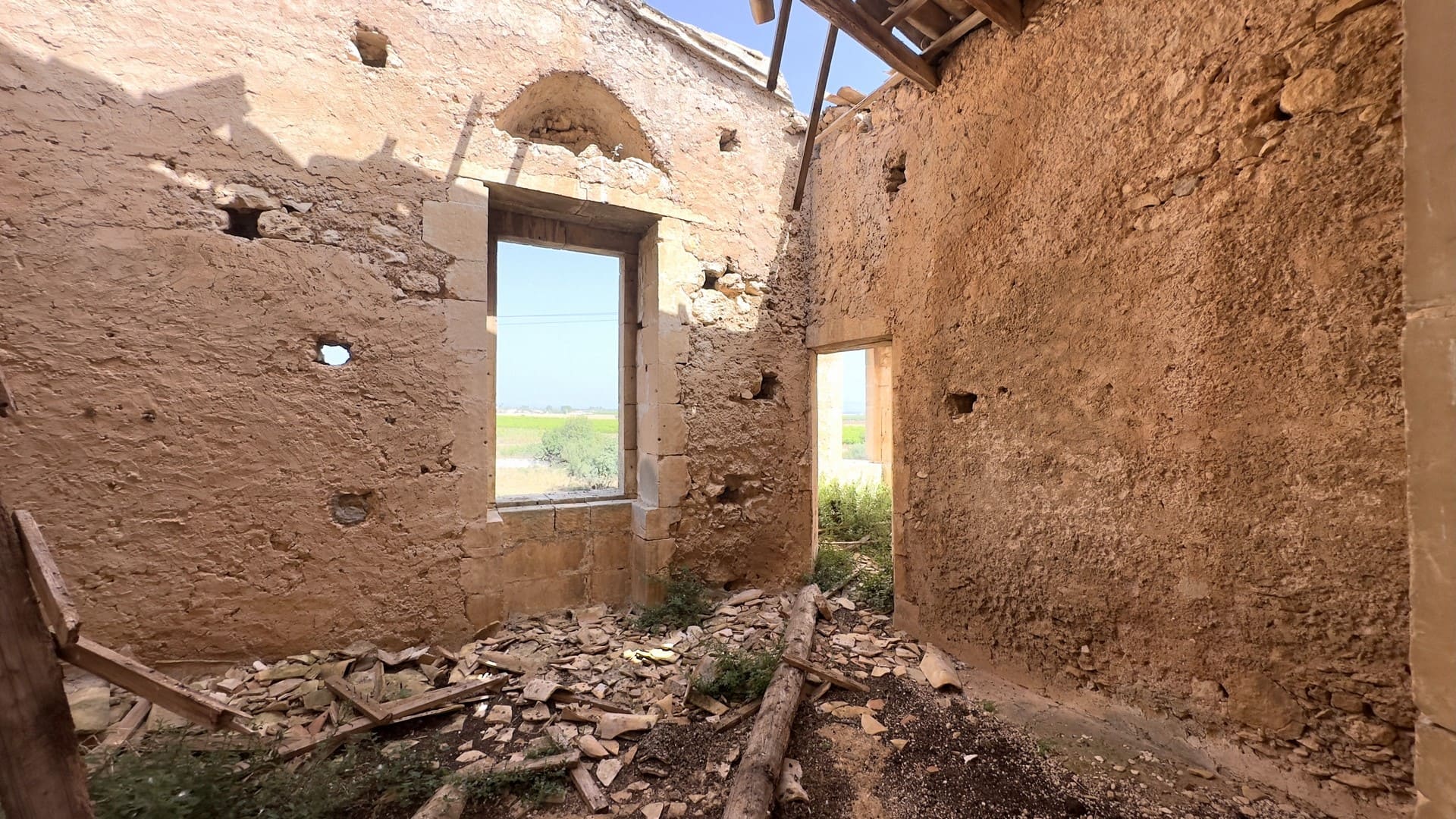 historical farmhouse with land to renovate forsale in syracuse sicily