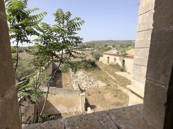 historical farmhouse with land to renovate forsale in syracuse sicily