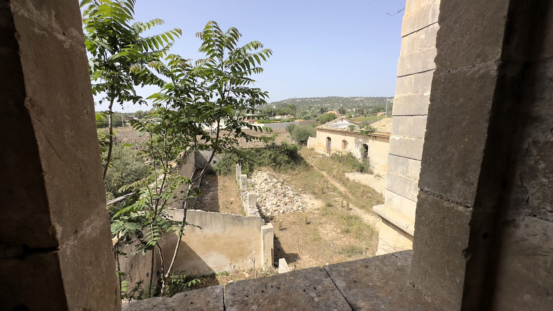 historical farmhouse with land to renovate forsale in syracuse sicily