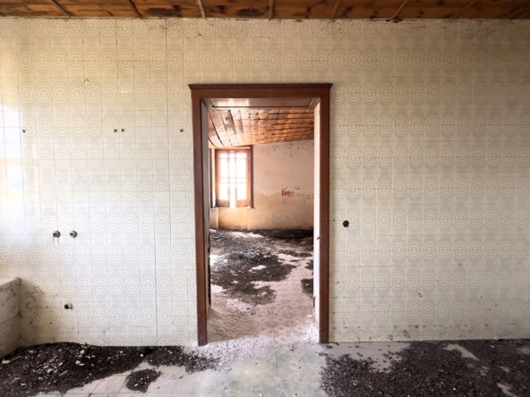 historical farmhouse with land to renovate forsale in syracuse sicily