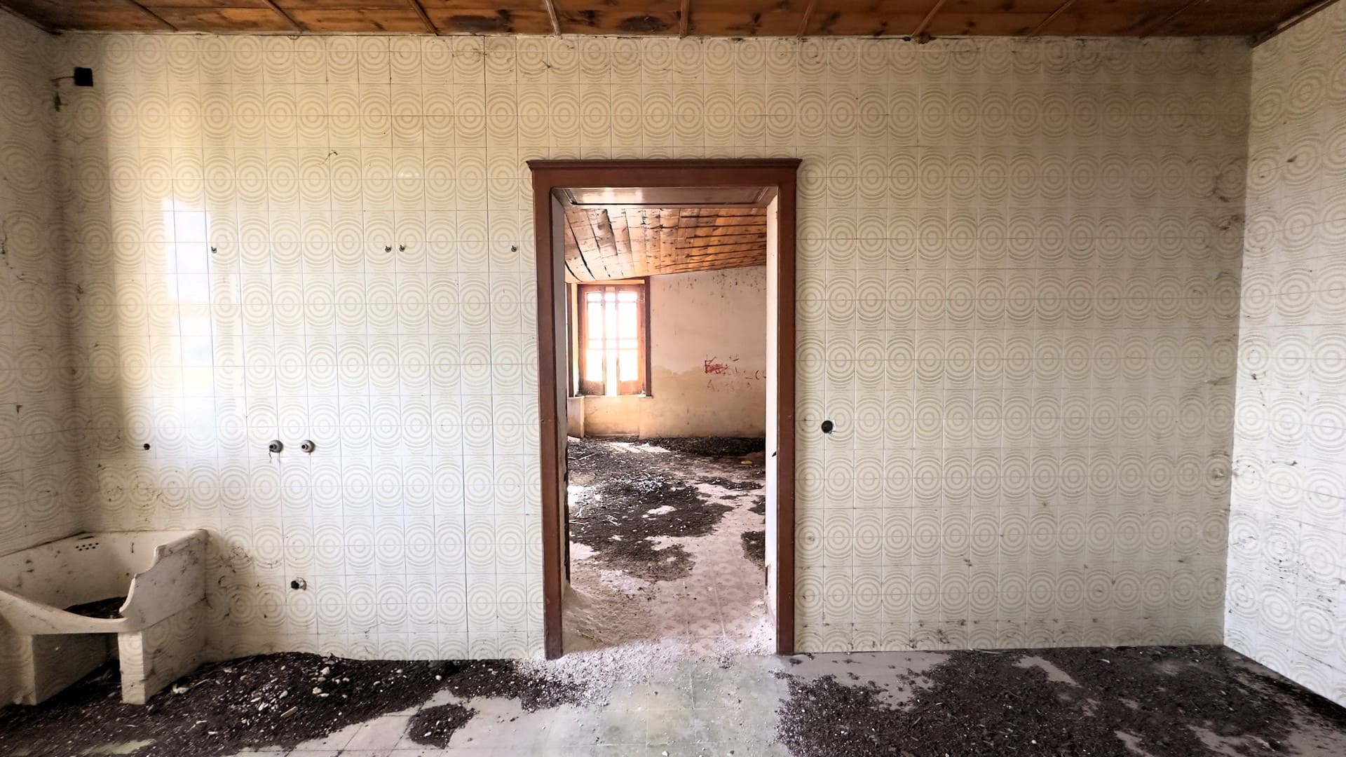 historical farmhouse with land to renovate forsale in syracuse sicily