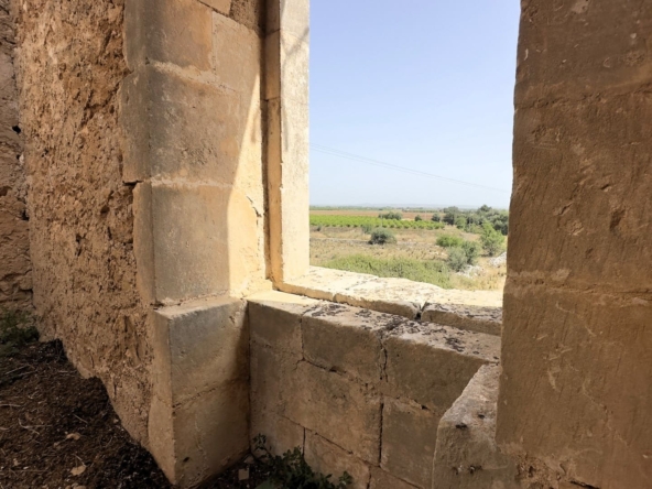 historical farmhouse with land to renovate forsale in syracuse sicily