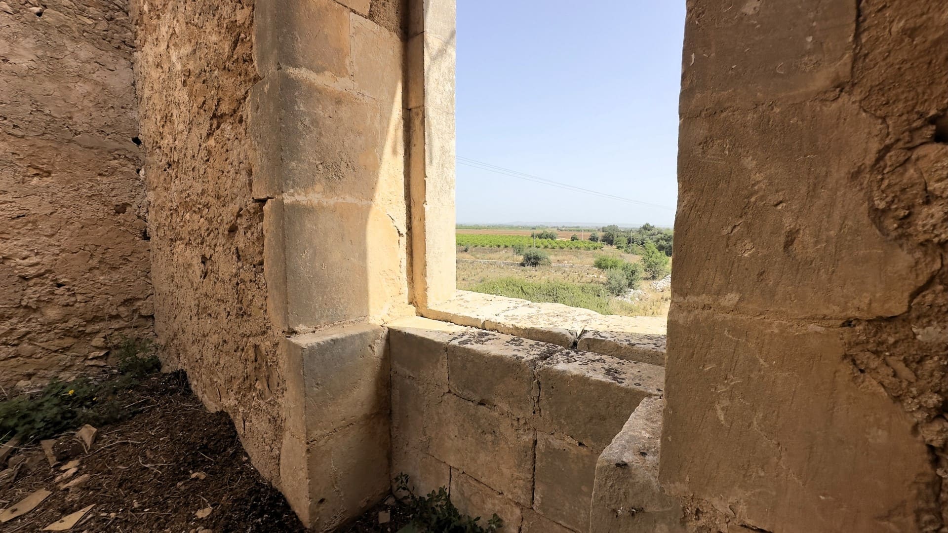 historical farmhouse with land to renovate forsale in syracuse sicily