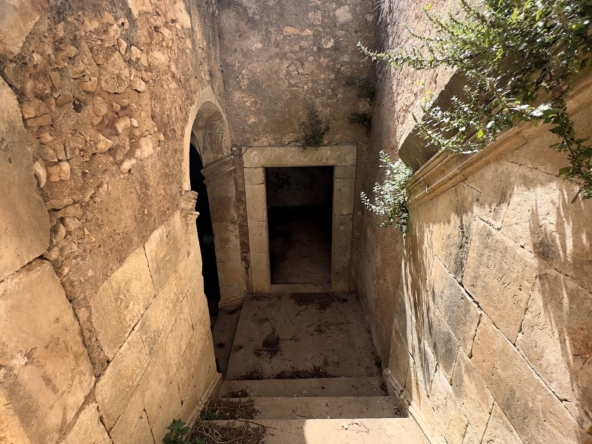 historical farmhouse with land to renovate forsale in syracuse sicily