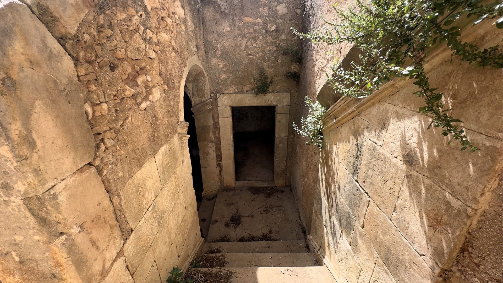 historical farmhouse with land to renovate forsale in syracuse sicily