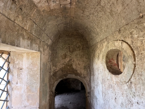 historical farmhouse with land to renovate forsale in syracuse sicily