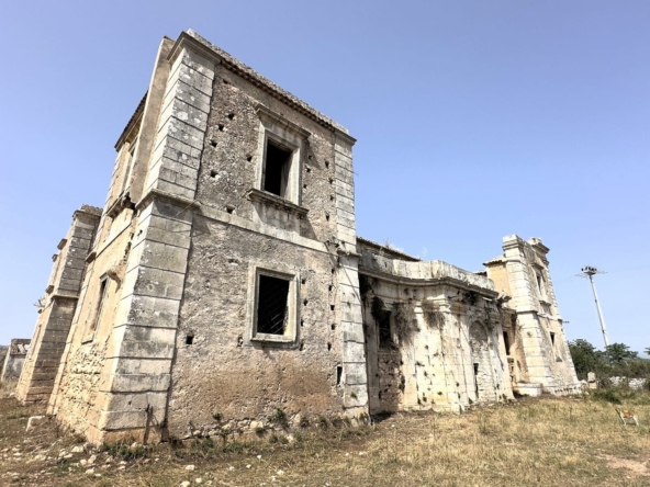 historical farmhouse with land to renovate forsale in syracuse sicily