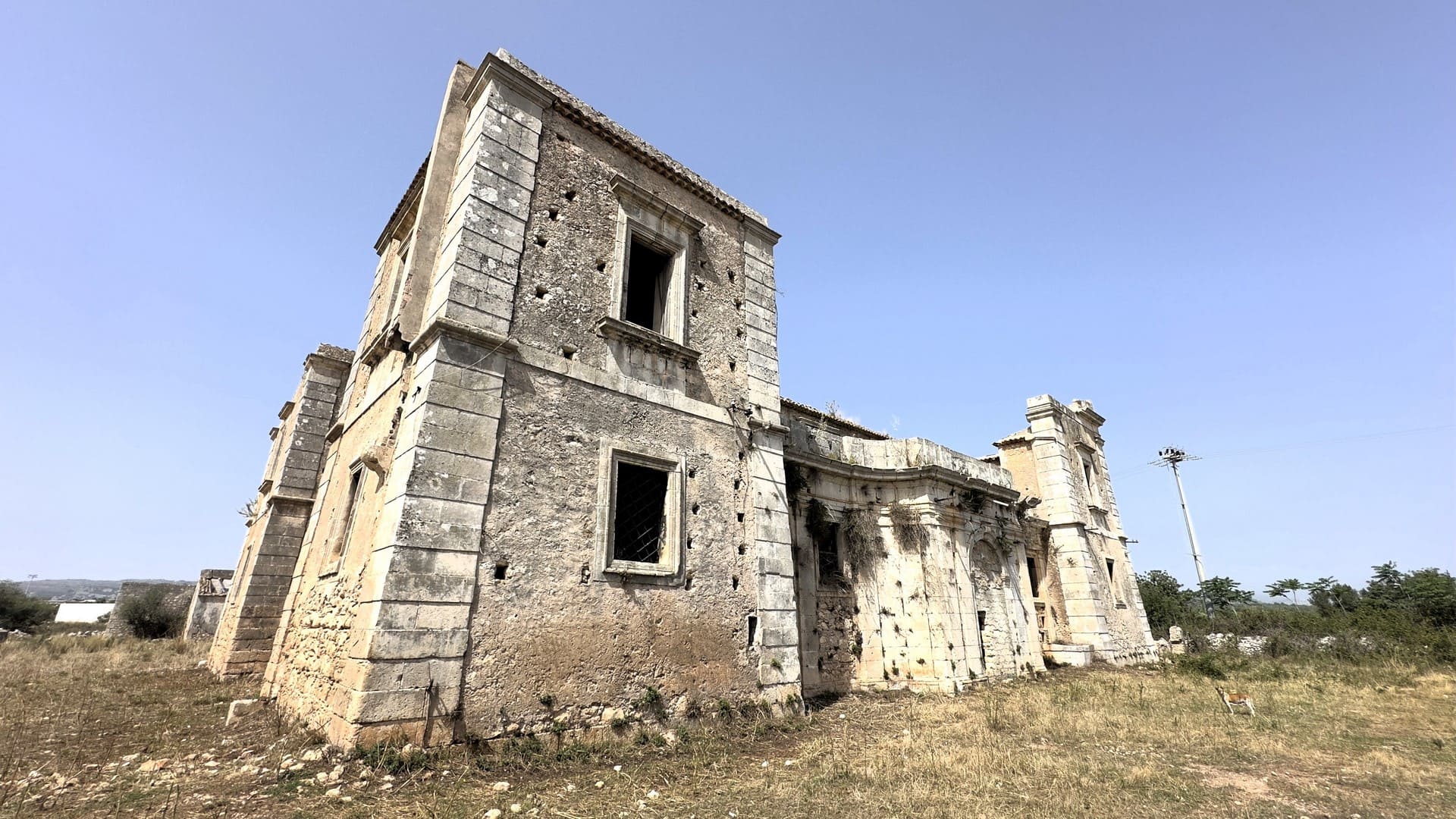 historical farmhouse with land to renovate forsale in syracuse sicily