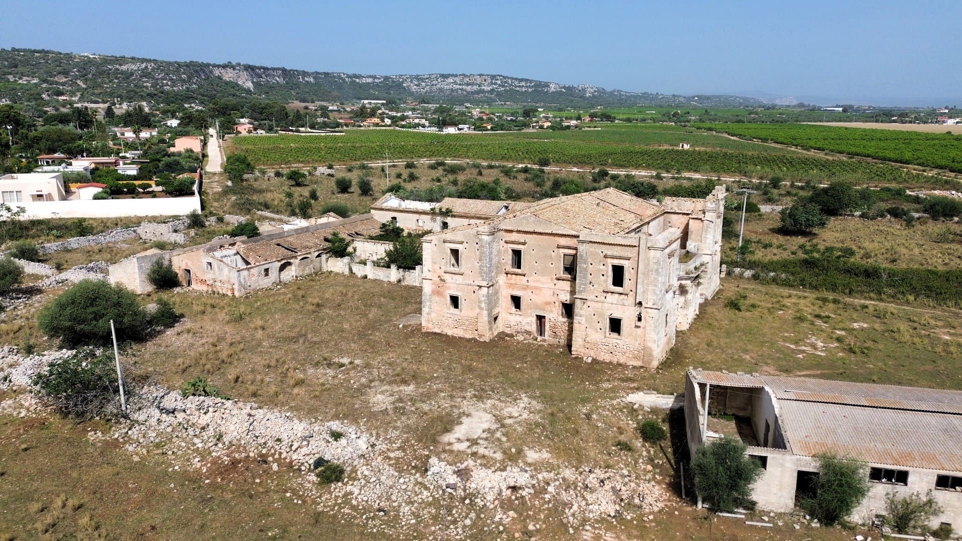 historical farmhouse with land to renovate forsale in syracuse sicily
