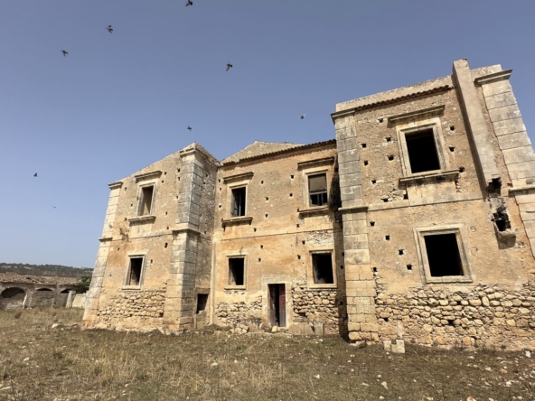 historical farmhouse with land to renovate forsale in syracuse sicily.ia0259.20
