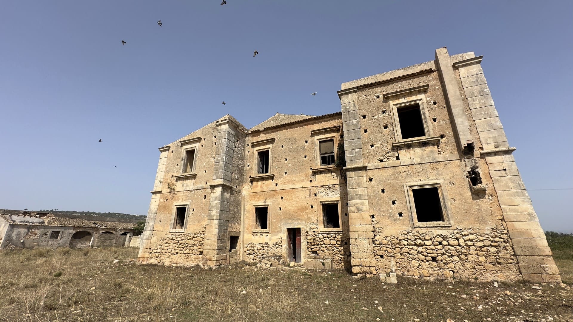 historical farmhouse with land to renovate forsale in syracuse sicily