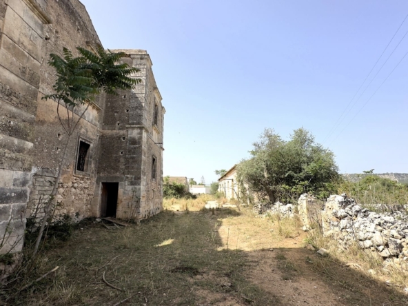 historical farmhouse with land to renovate forsale in syracuse sicily