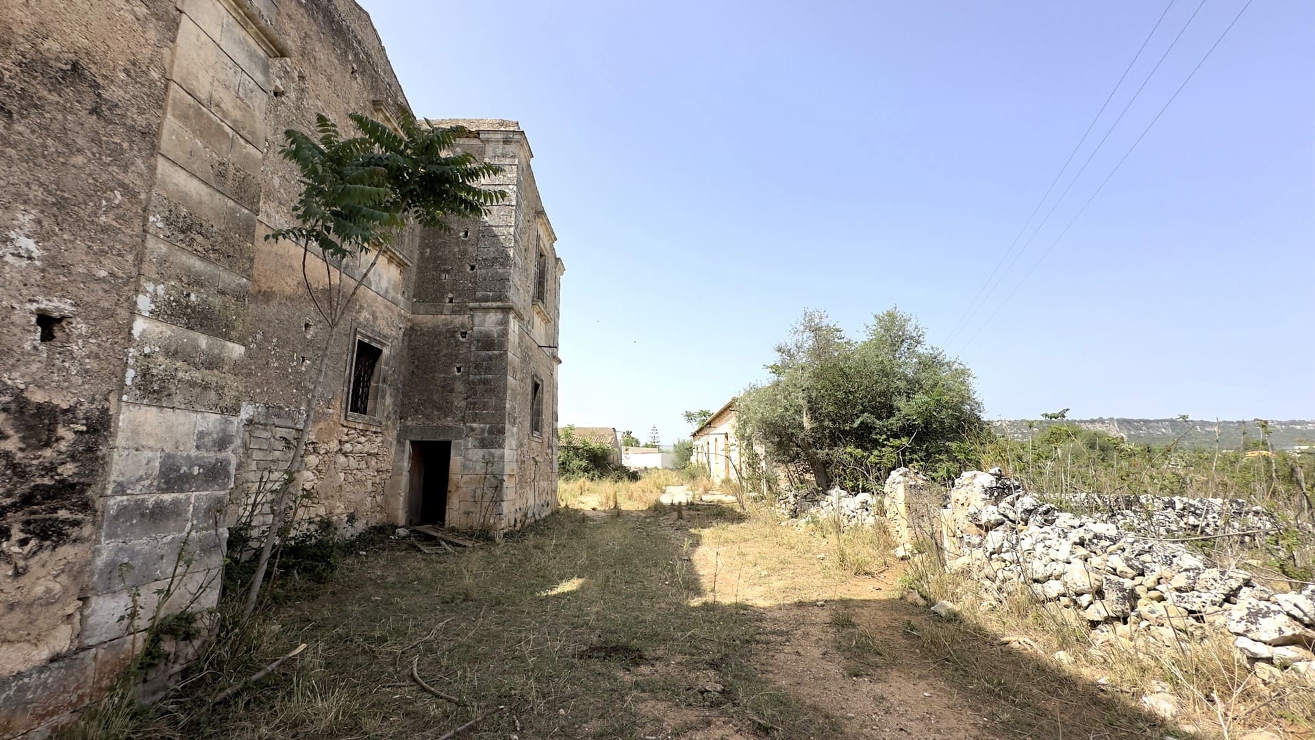historical farmhouse with land to renovate forsale in syracuse sicily