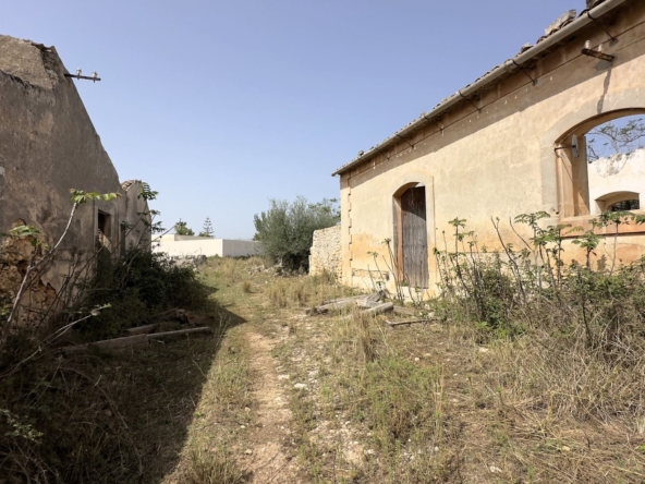 historical farmhouse with land to renovate forsale in syracuse sicily
