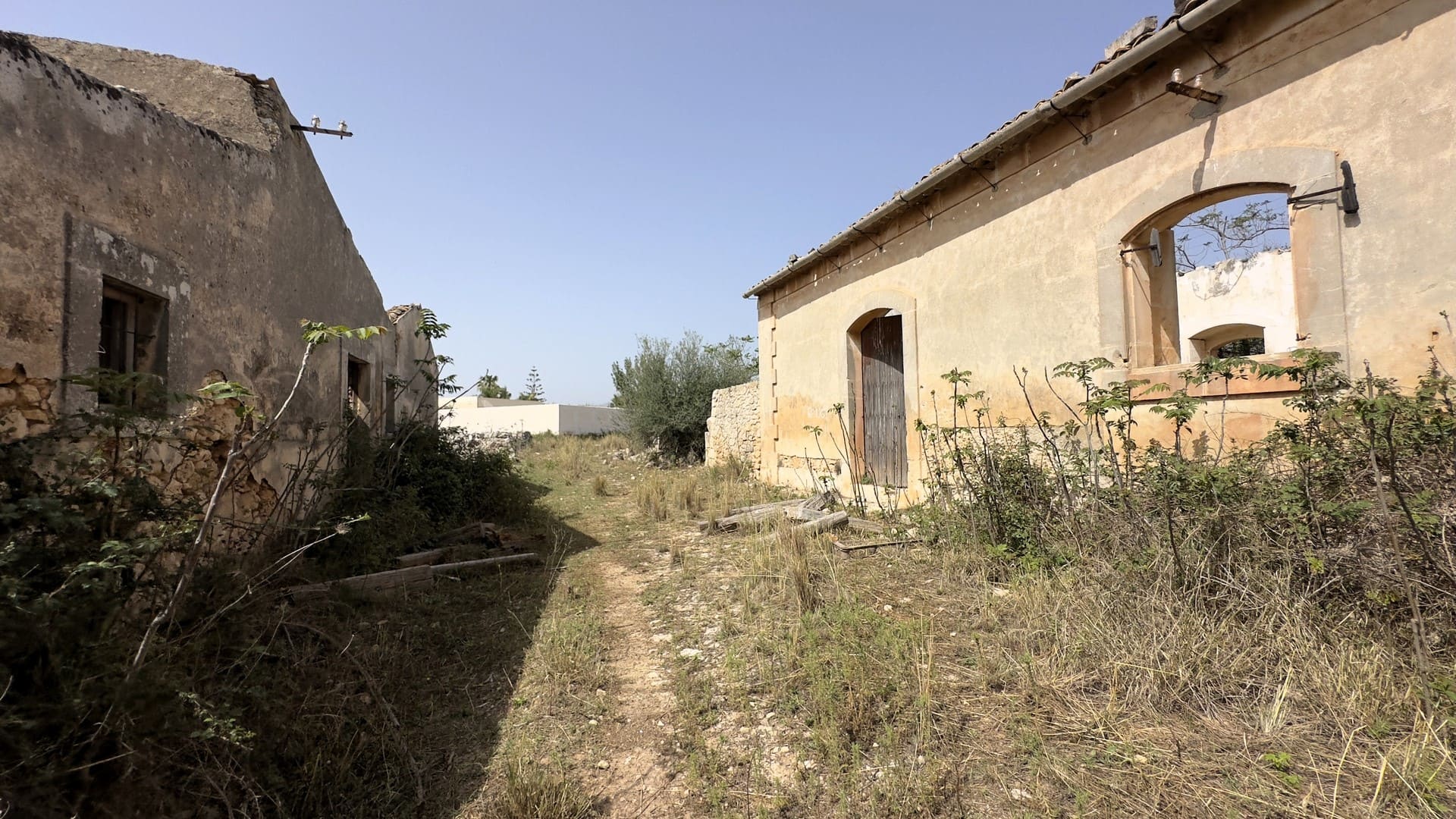 historical farmhouse with land to renovate forsale in syracuse sicily