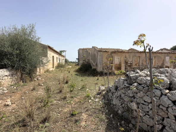 historical farmhouse with land to renovate forsale in syracuse sicily