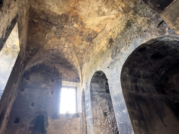historical farmhouse with land to renovate forsale in syracuse sicily