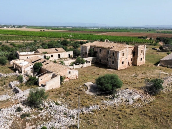 historical farmhouse with land to renovate forsale in syracuse sicily