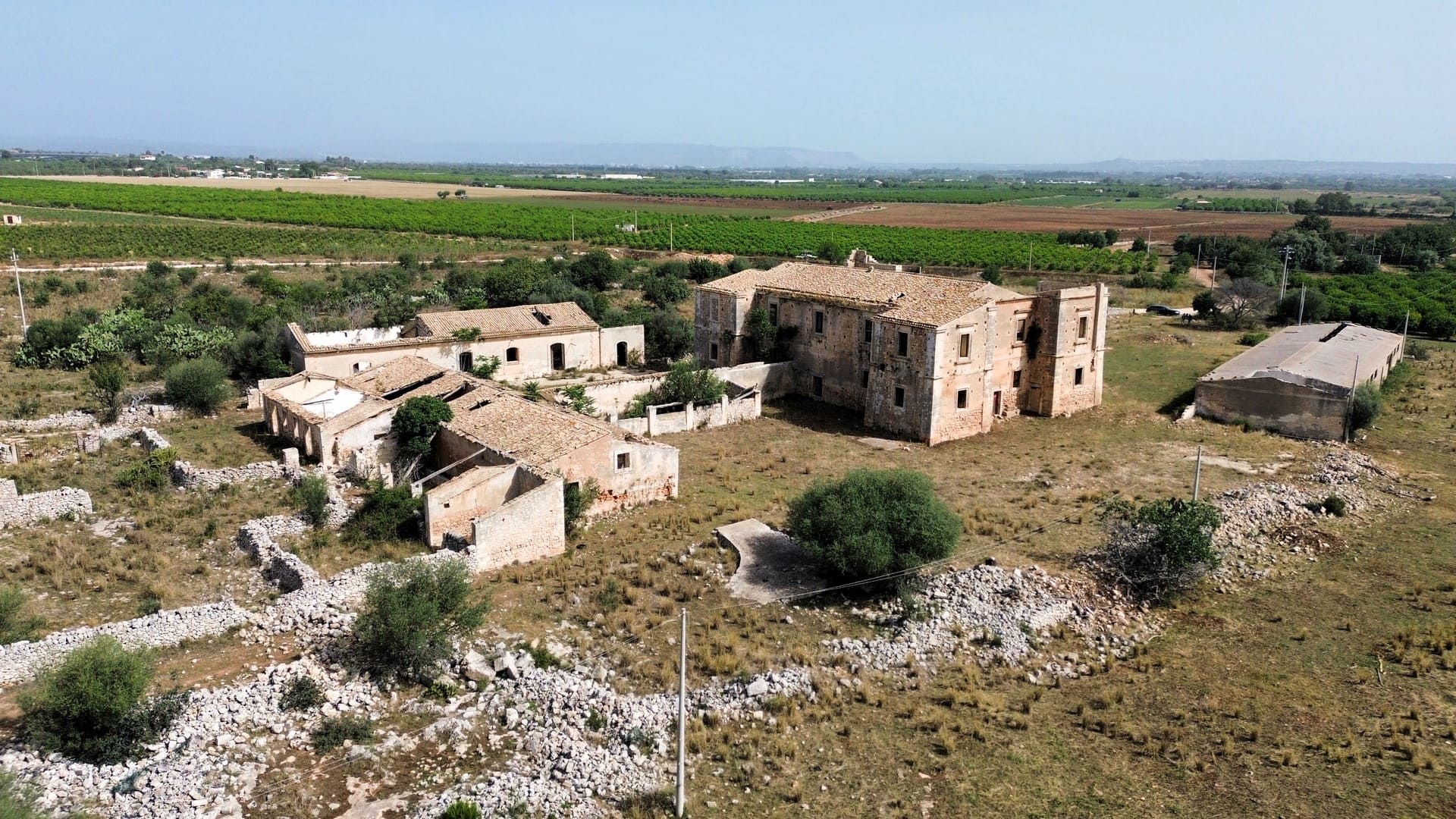 historical farmhouse with land to renovate forsale in syracuse sicily
